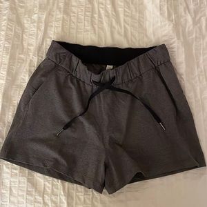 Lululemon On The Fly Shorts Charcoal Grey 6